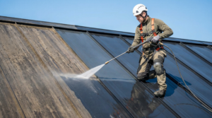 Dekarz na dachu - Jak utrzymać pokrycia dachowe w dobrym stanie? Poradnik dla właścicieli budynków